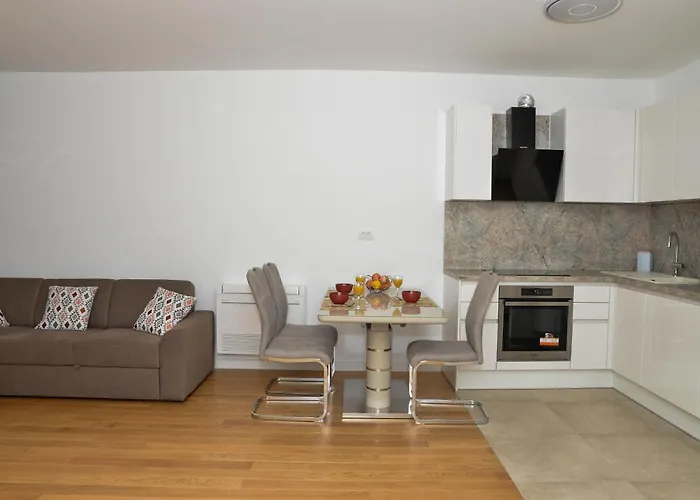 M&t With Garage,near The Old Town Daire *