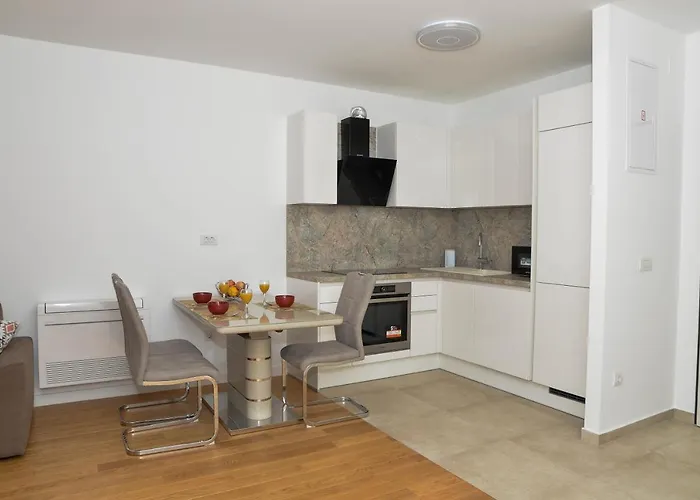 M&t With Garage,near The Old Town Daire