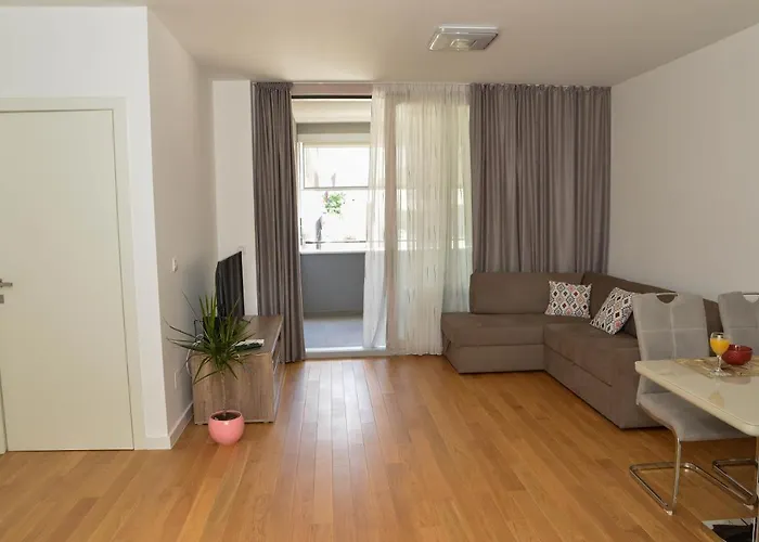 M&t With Garage,near The Old Town *